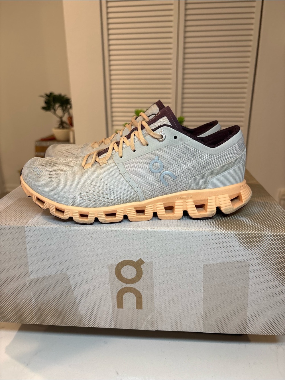 On Cloud Cloud X women’s size 8.5 Running Shoes